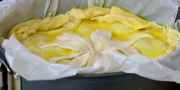 хрустящий сливовый пирог