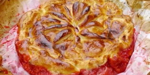 хрустящий сливовый пирог