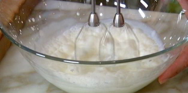 хрустящий сливовый пирог