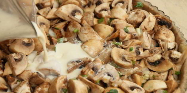 киш с шампиньонами и салом