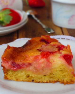 Клубничный пирог с йогуртовой заливкой