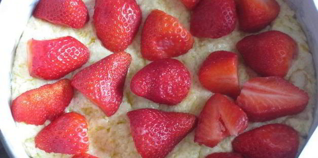 клубничный пирог с йогуртовой заливкой