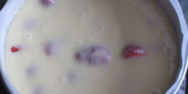 клубничный пирог с йогуртовой заливкой