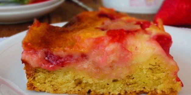 клубничный пирог с йогуртовой заливкой