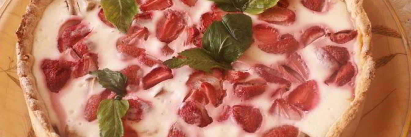 Легкий летний пирог с грушами и клубникой