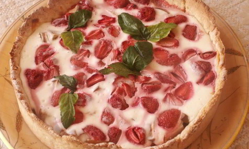 Рецепт легкий летний пирог с грушами и клубникой