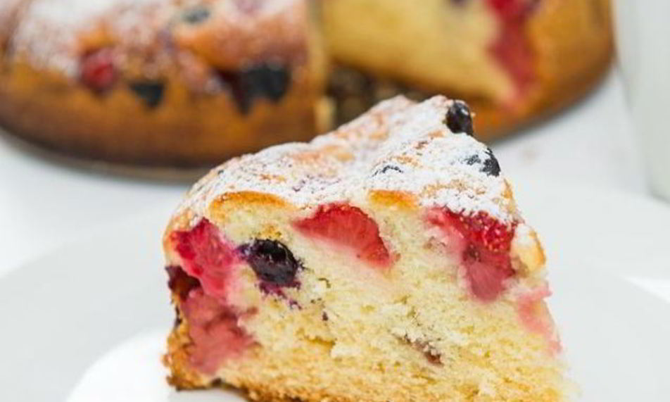 Рецепт оригинальный заливной пирог с ягодами