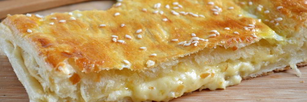 Пирог из слоеного теста с сыром