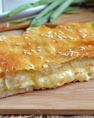 Пирог из слоеного теста с сыром