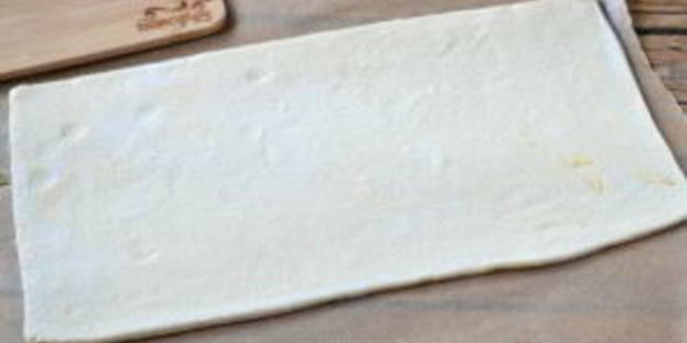 пирог из слоеного теста с сыром