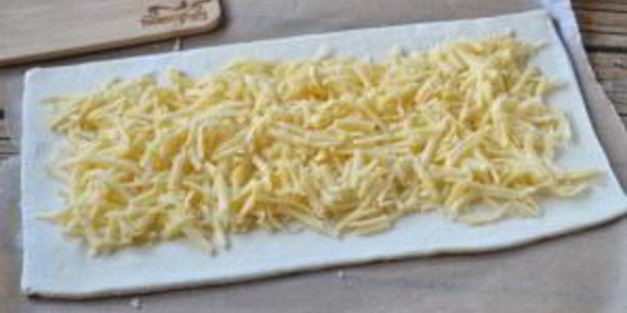 пирог из слоеного теста с сыром