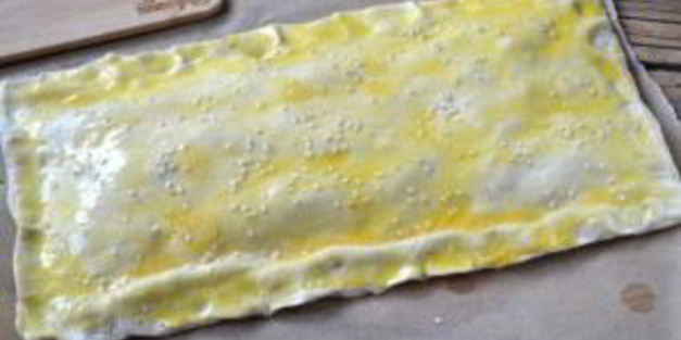 пирог из слоеного теста с сыром