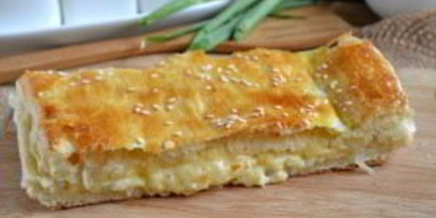 пирог из слоеного теста с сыром