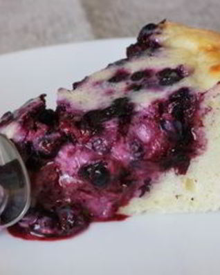 Пирог с черникой и сметаной