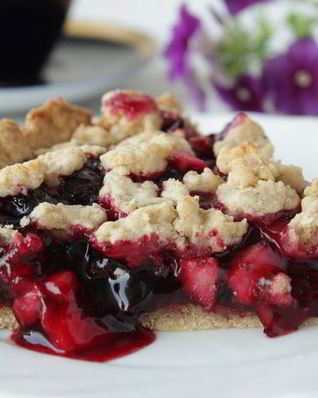 Пирог с черной смородиной и яблоками