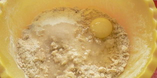 пирог с черной смородиной и яблоками