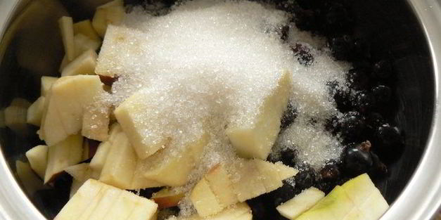 пирог с черной смородиной и яблоками