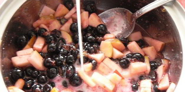 пирог с черной смородиной и яблоками