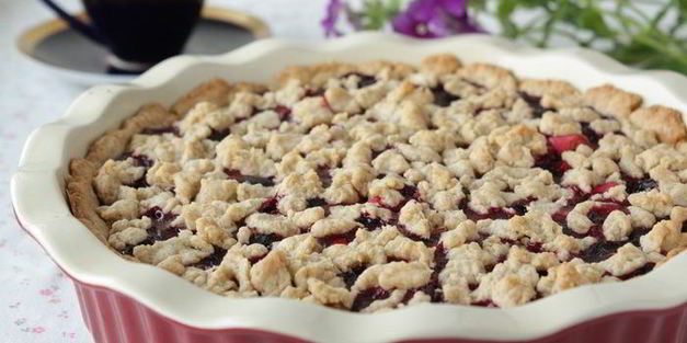 пирог с черной смородиной и яблоками