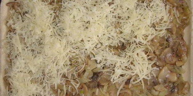 пирог с грибами и сыром