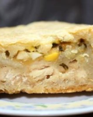 Пирог с мясом, луком, яйцами и сыром