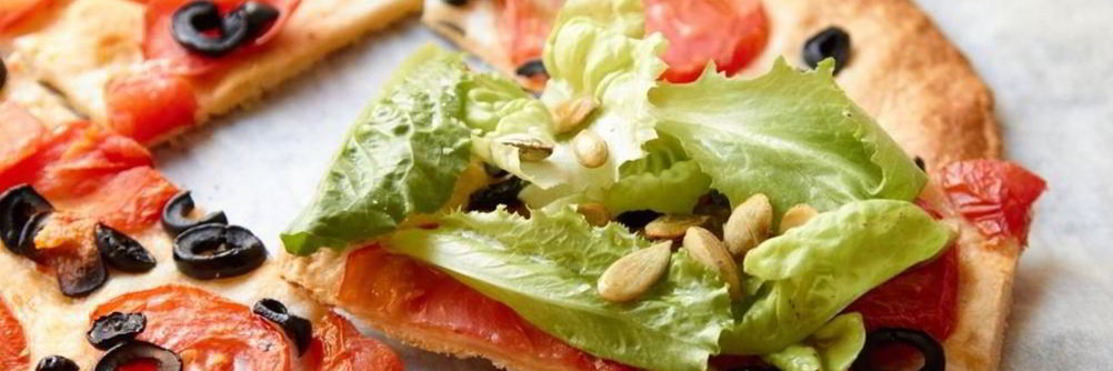 Пирог с томатами и салатом