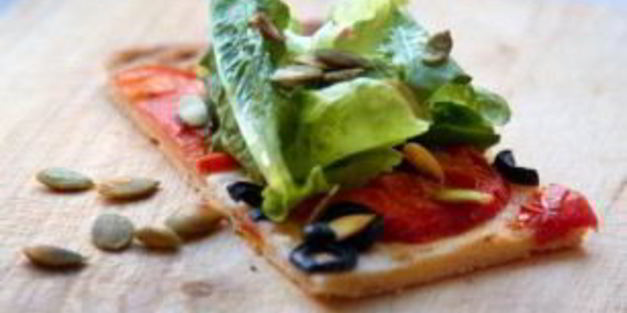 пирог с томатами и салатом