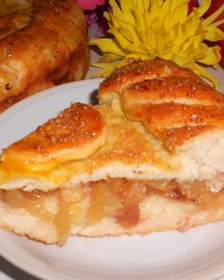 Пирог с томлеными яблоками и вяленой вишней