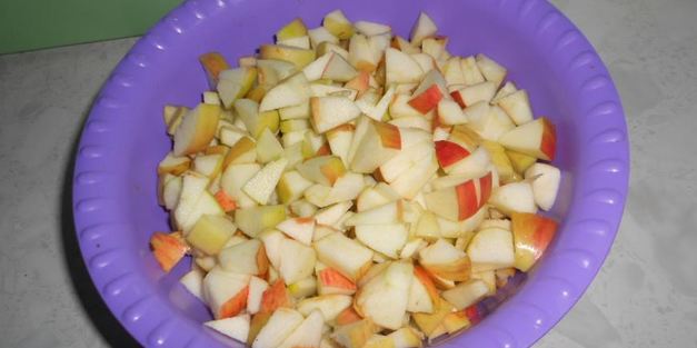 пирог с томлеными яблоками и вяленой вишней