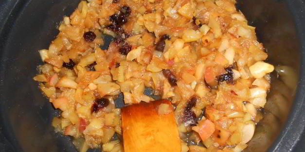 пирог с томлеными яблоками и вяленой вишней