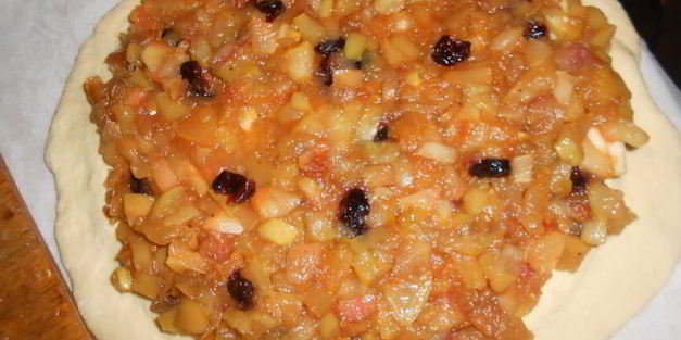 пирог с томлеными яблоками и вяленой вишней