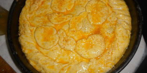 пирог с томлеными яблоками и вяленой вишней