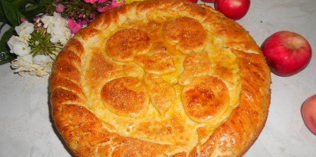 пирог с томлеными яблоками и вяленой вишней