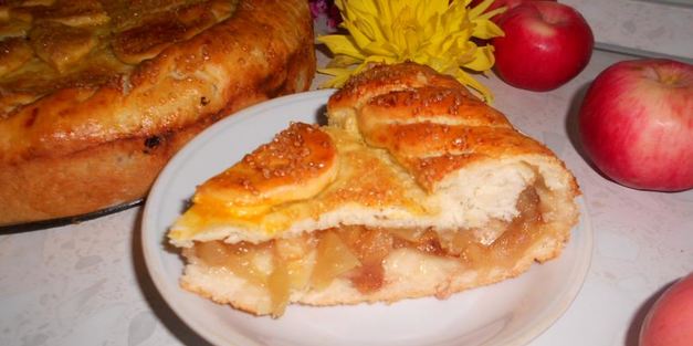 пирог с томлеными яблоками и вяленой вишней