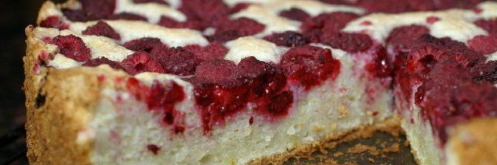 Пирог с творогом и ягодами