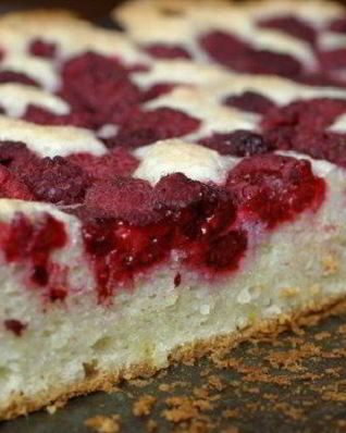 Пирог с творогом и ягодами