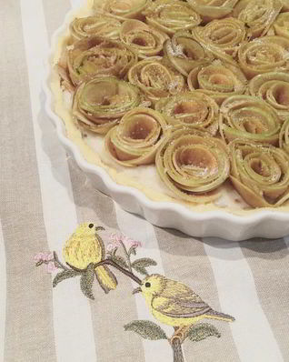 Пирог с яблочными розами
