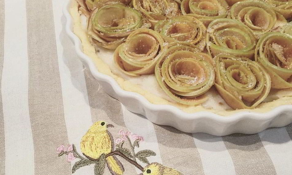 Рецепт пирог с яблочными розами