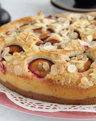 Пирог со сливой и миндалем