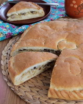 Постный пирог с капустой, рисом и грибами