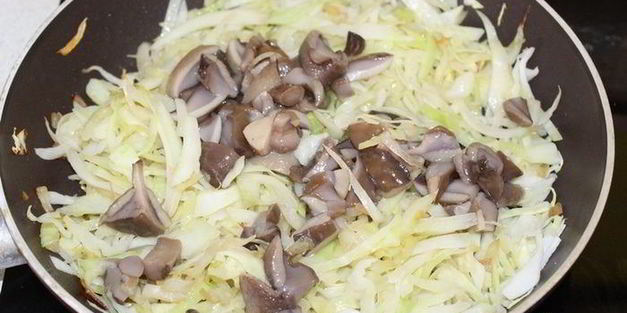 постный пирог с капустой, рисом и грибами