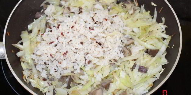 постный пирог с капустой, рисом и грибами