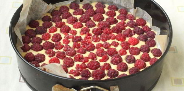 простой пирог с малиной