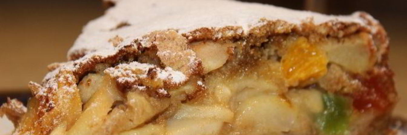 Ржаной яблочный пирог с цукатами