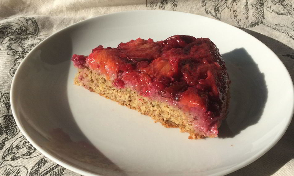 Рецепт сливово-брусничный перевернутый пирог