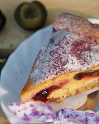 Сливовый пирог с ванильной заливкой