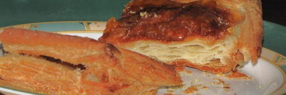 Слоеный пирог с грушами и сыром