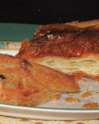 Слоеный пирог с грушами и сыром