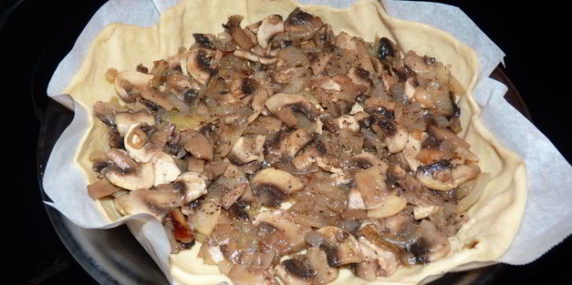 слоеный пирог с сыром и грибами