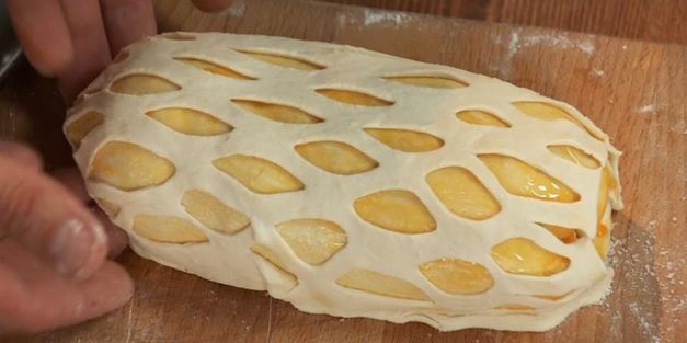 слоеныи пирог с телятинои , кедровыми орешками и грибами